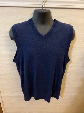 Turnbury Men's V-Neck Extra Fine Merino Wool Sweater Vest in Navy Blue